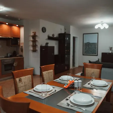 Rhea Apartment With Parking *