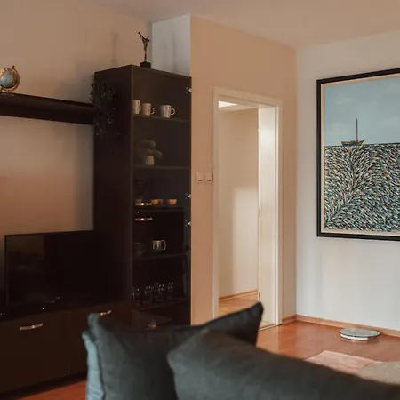 Rhea Apartment With Parking