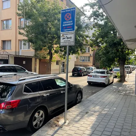 アパート Rhea With Terrace & Parking *