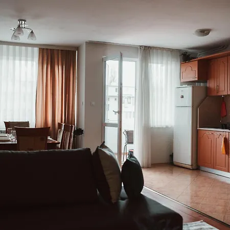 アパート Rhea With Terrace & Parking