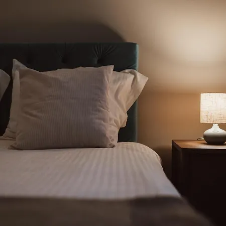 Rhea With Terrace & Parking アパート