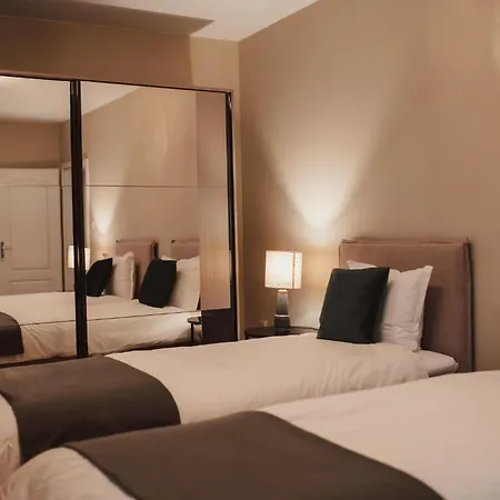 アパート Rhea With Terrace & Parking