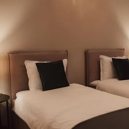 Rhea With Terrace & Parking アパート