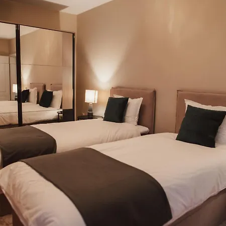 アパート Rhea With Terrace & Parking *