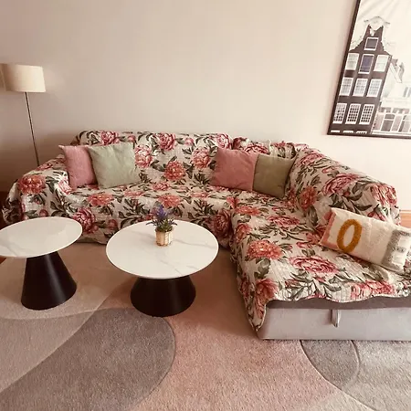 Rhea Apartment With Parking *