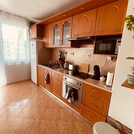 Rhea Apartment With Parking *