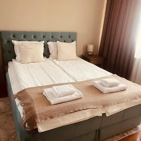 Rhea Apartment With Parking Appartamento