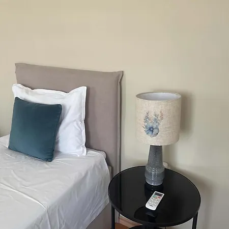 Rhea Apartment With Parking
