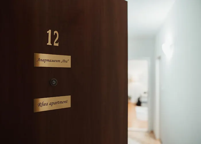 公寓 Rhea With Terrace & Parking